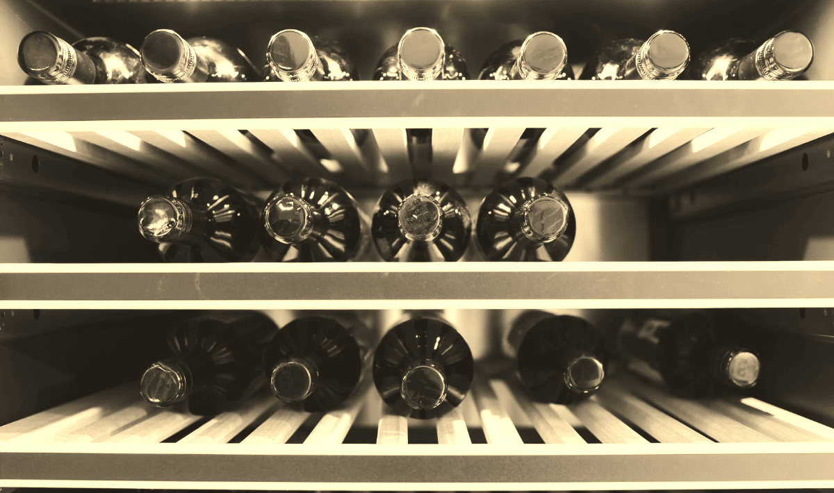 Klarstein Cave à vin 29 bouteilles, cave de service avec étagères en bois  amovibles, porte en verre, commande tactile, écran LCD, éclairage  intérieur, temp de 5 à 18°C, cave a vin veillissement, Noir