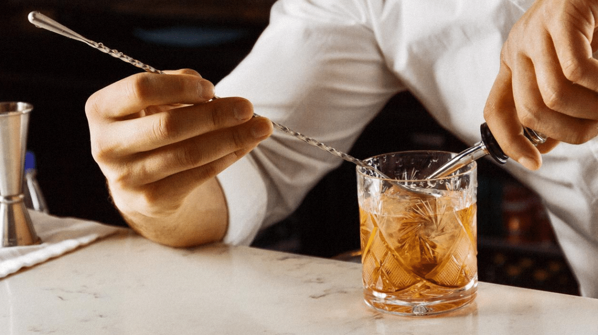 La cuillère à cocktail : un incontournable pour réaliser vos